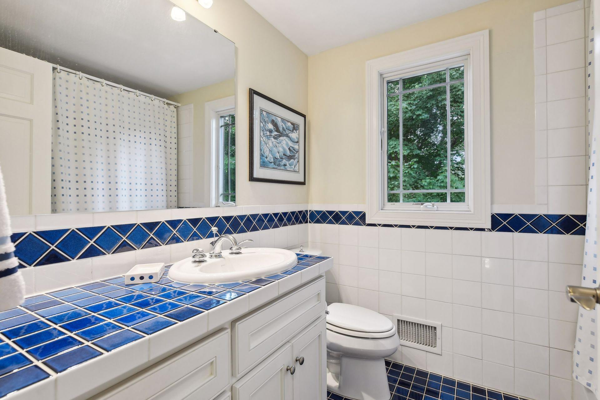 2630 Urbandale Lane N