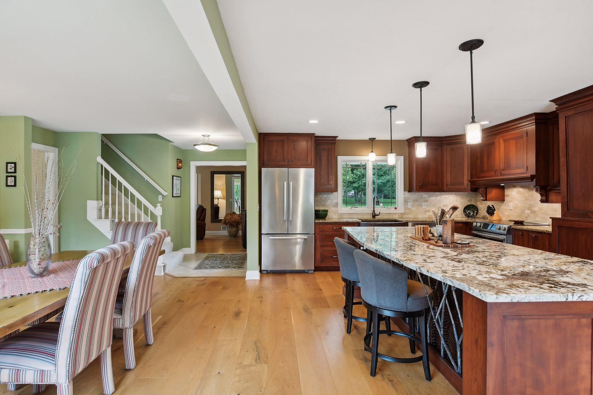 2630 Urbandale Lane N