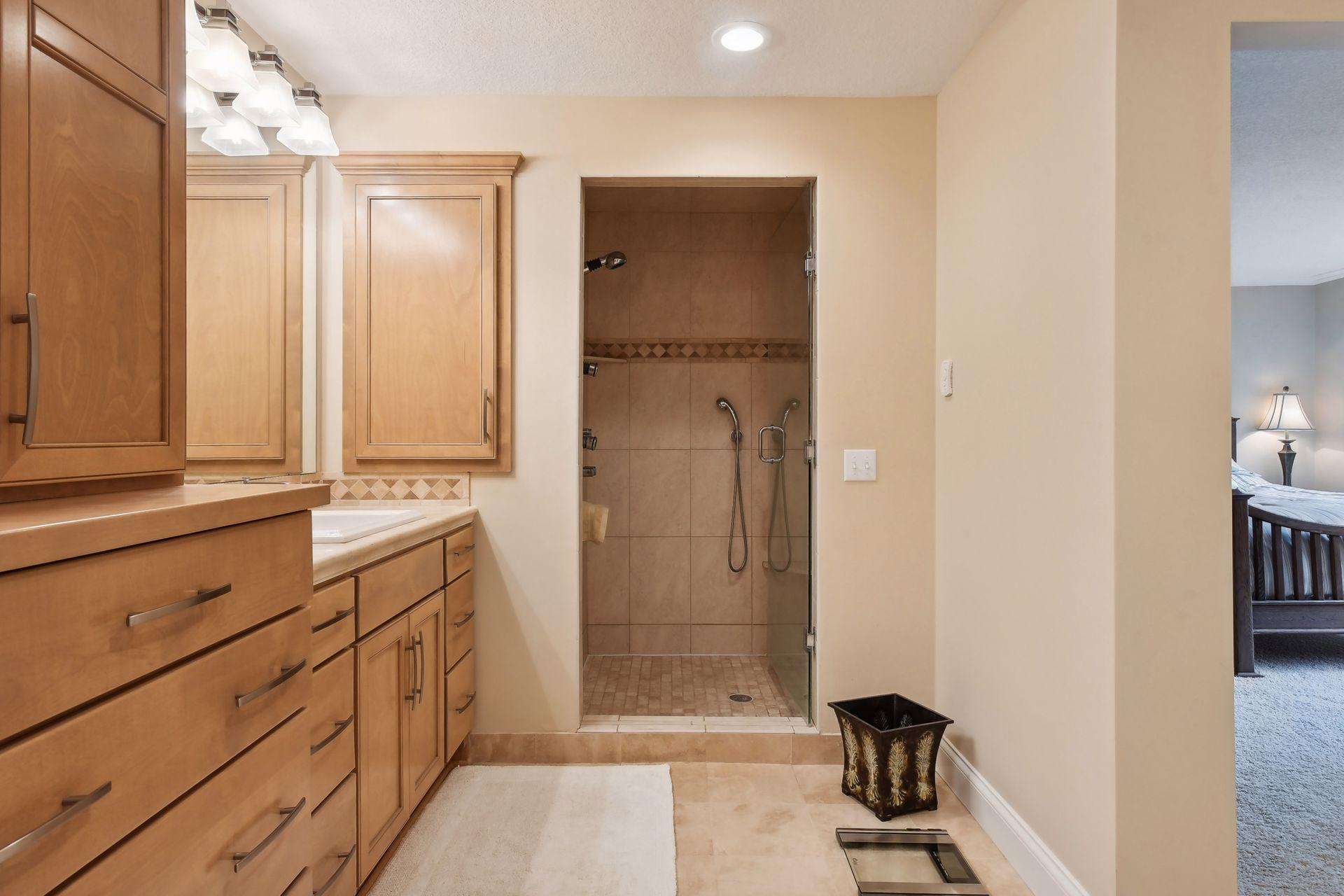 2630 Urbandale Lane N