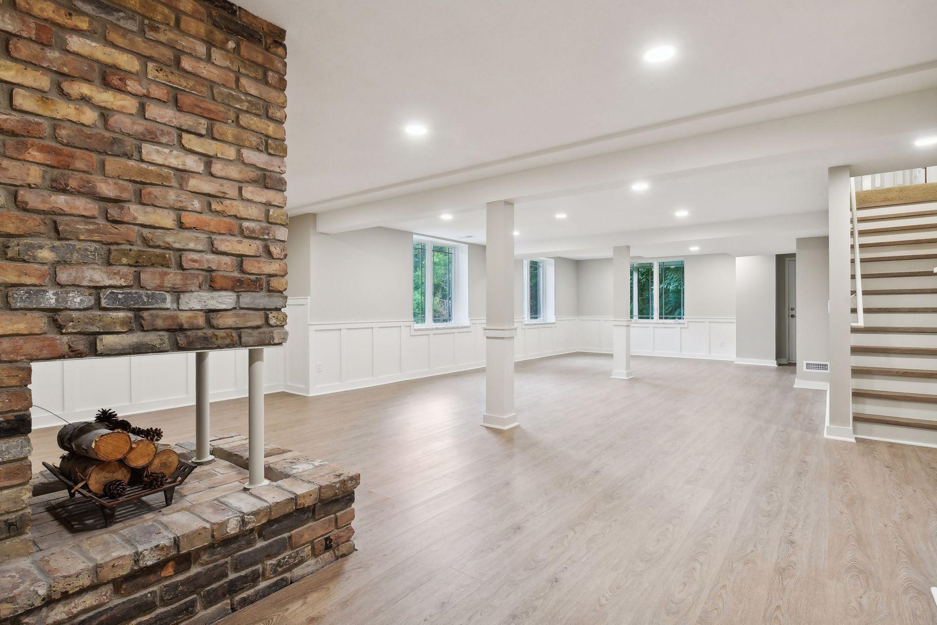 2630 Urbandale Lane N