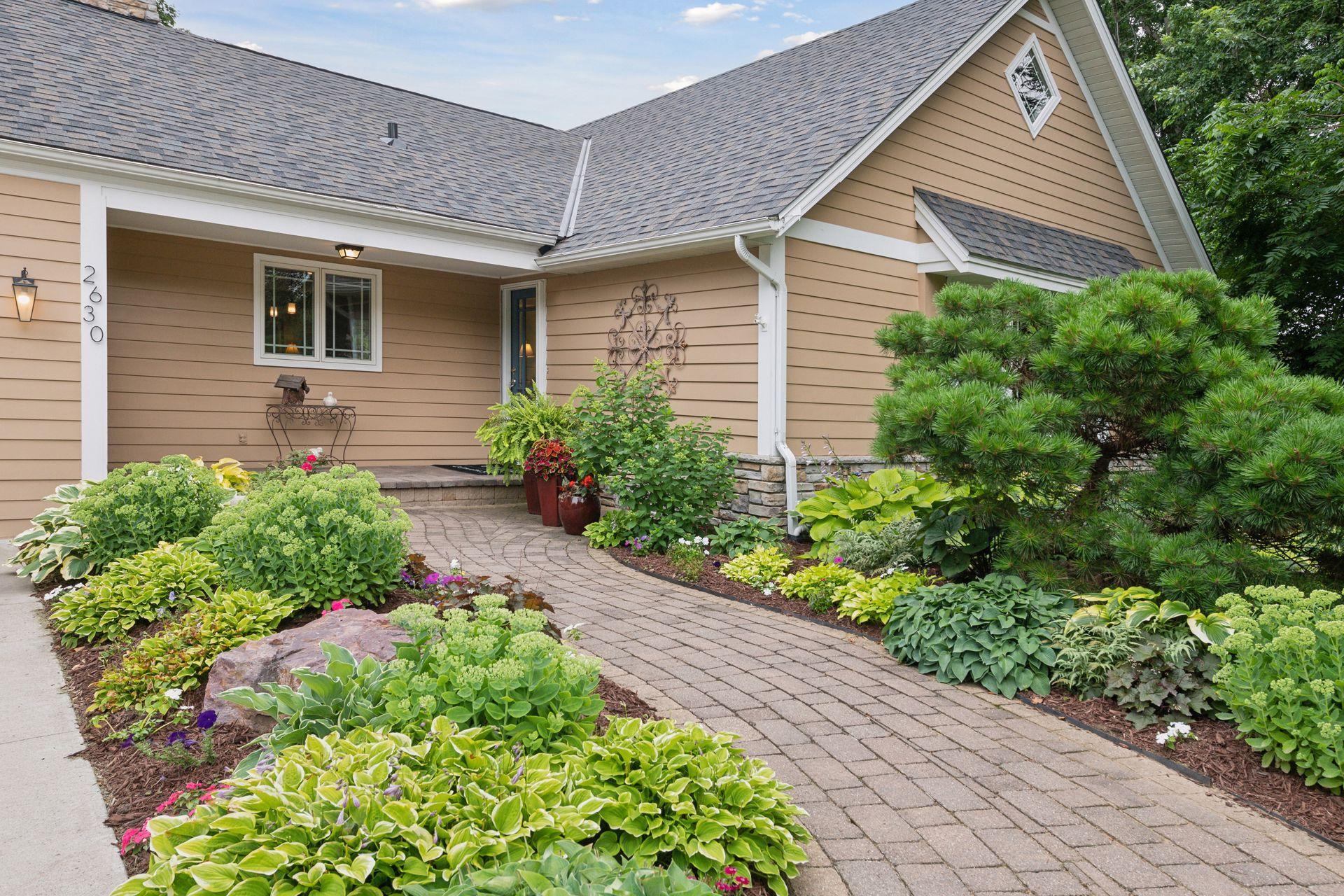 2630 Urbandale Lane N