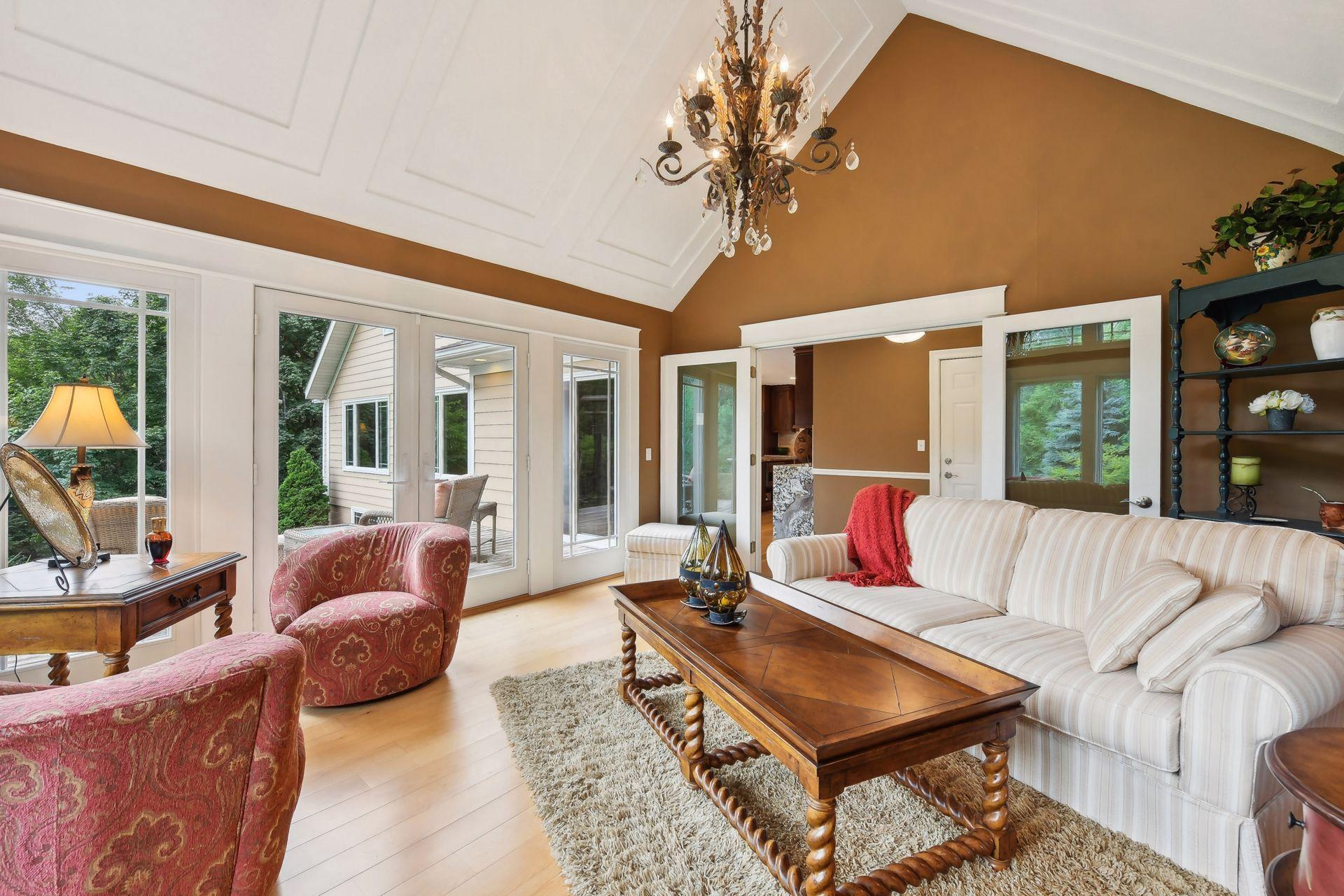 2630 Urbandale Lane N