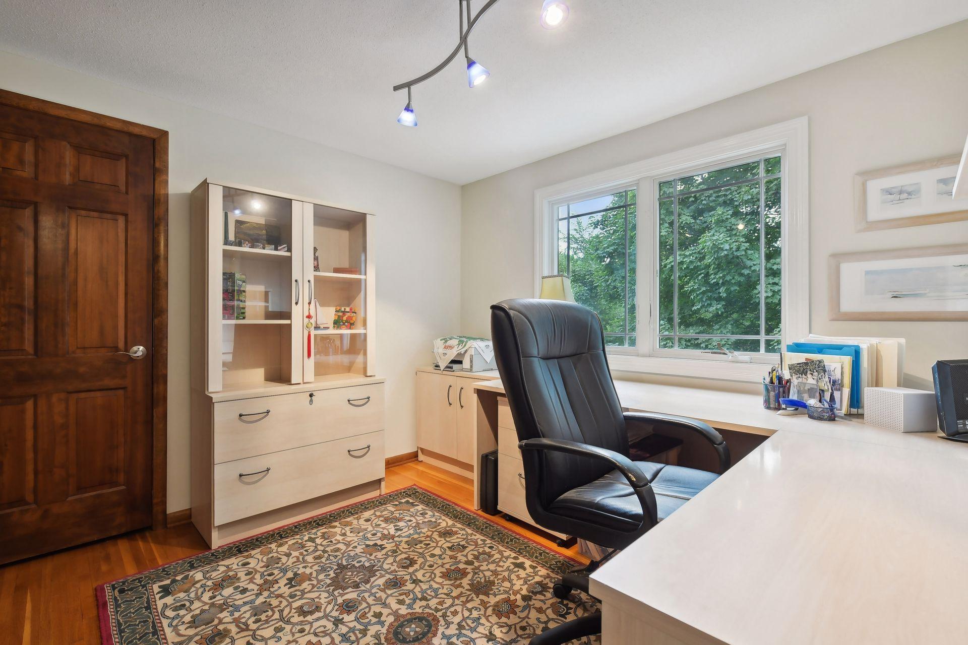 2630 Urbandale Lane N