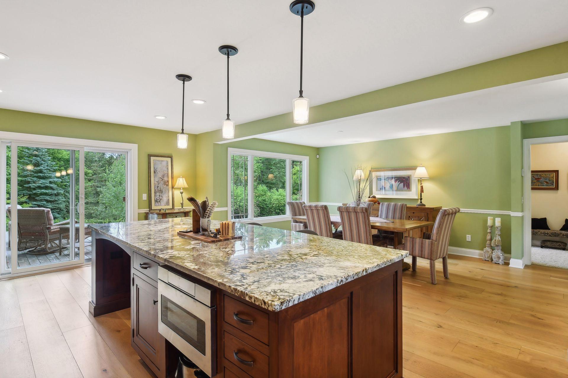 2630 Urbandale Lane N