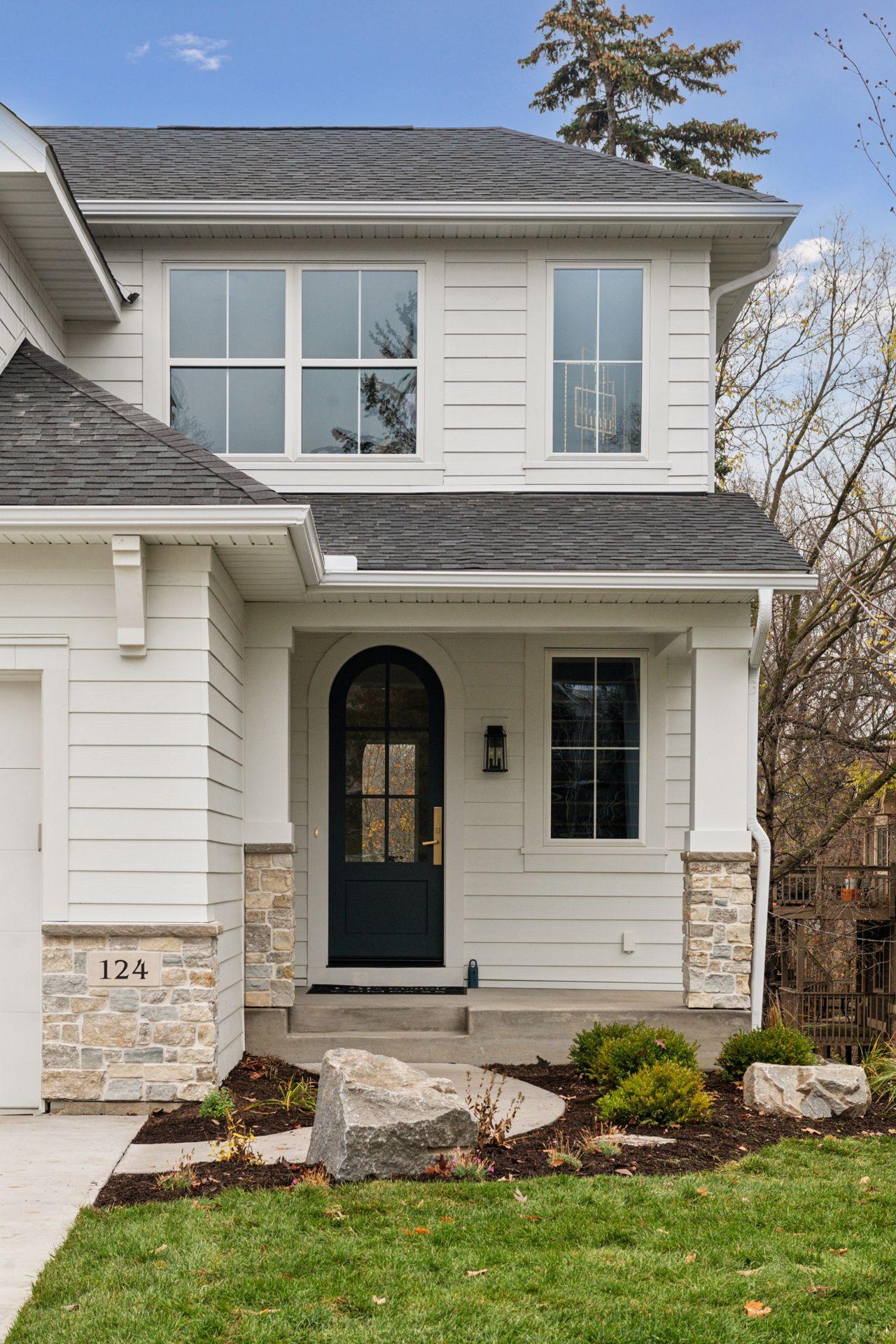 124 Chicago Avenue N