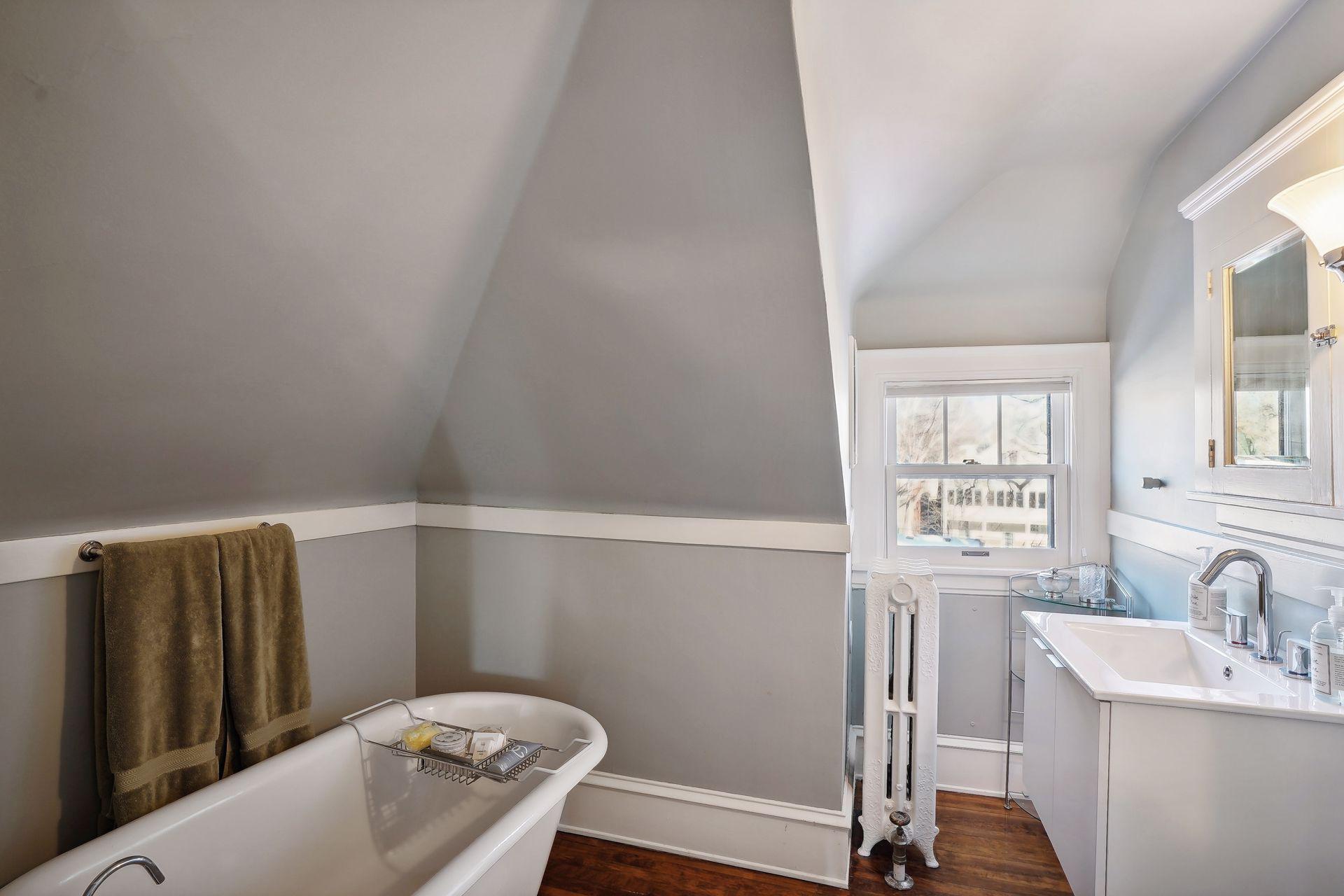 2011 Kenwood Parkway