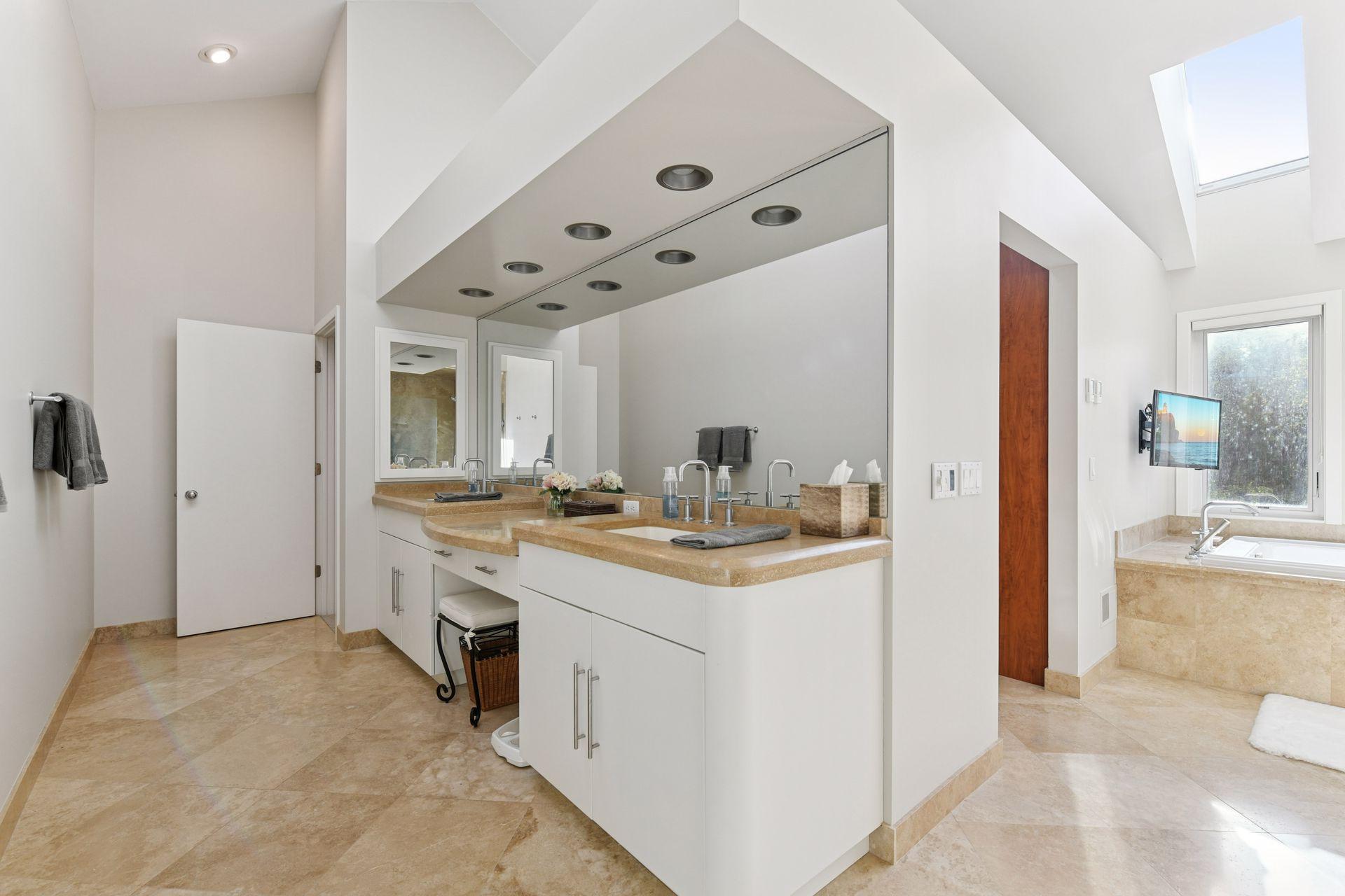 903 Kenwood Parkway