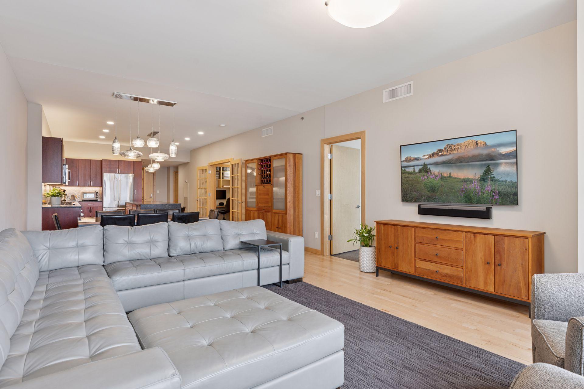 215 10th Avenue S Unit: 723