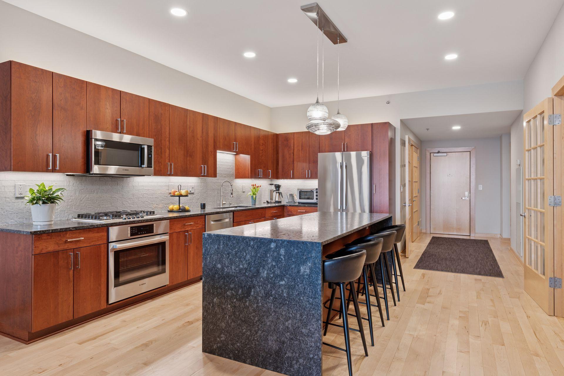 215 10th Avenue S Unit: 723