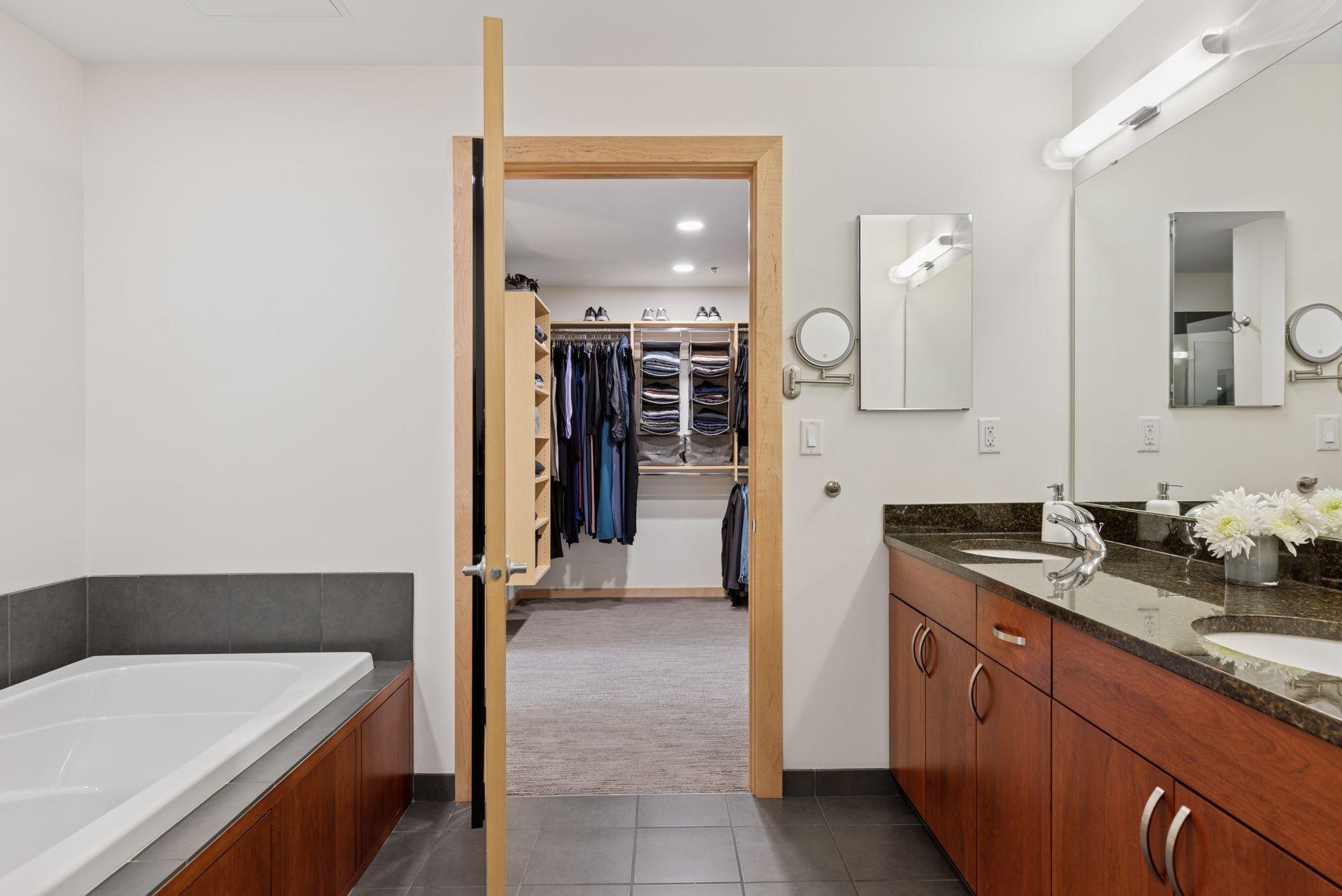 215 10th Avenue S Unit: 723