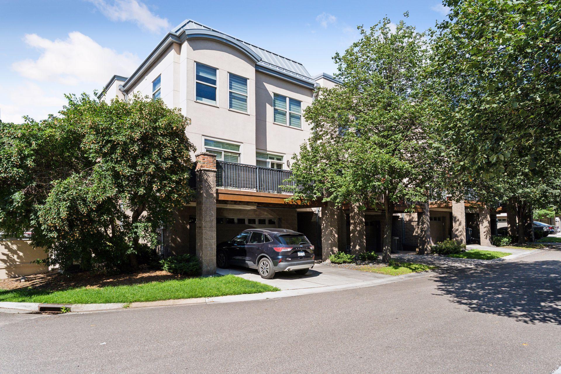 221 1st Avenue NE Unit: 27