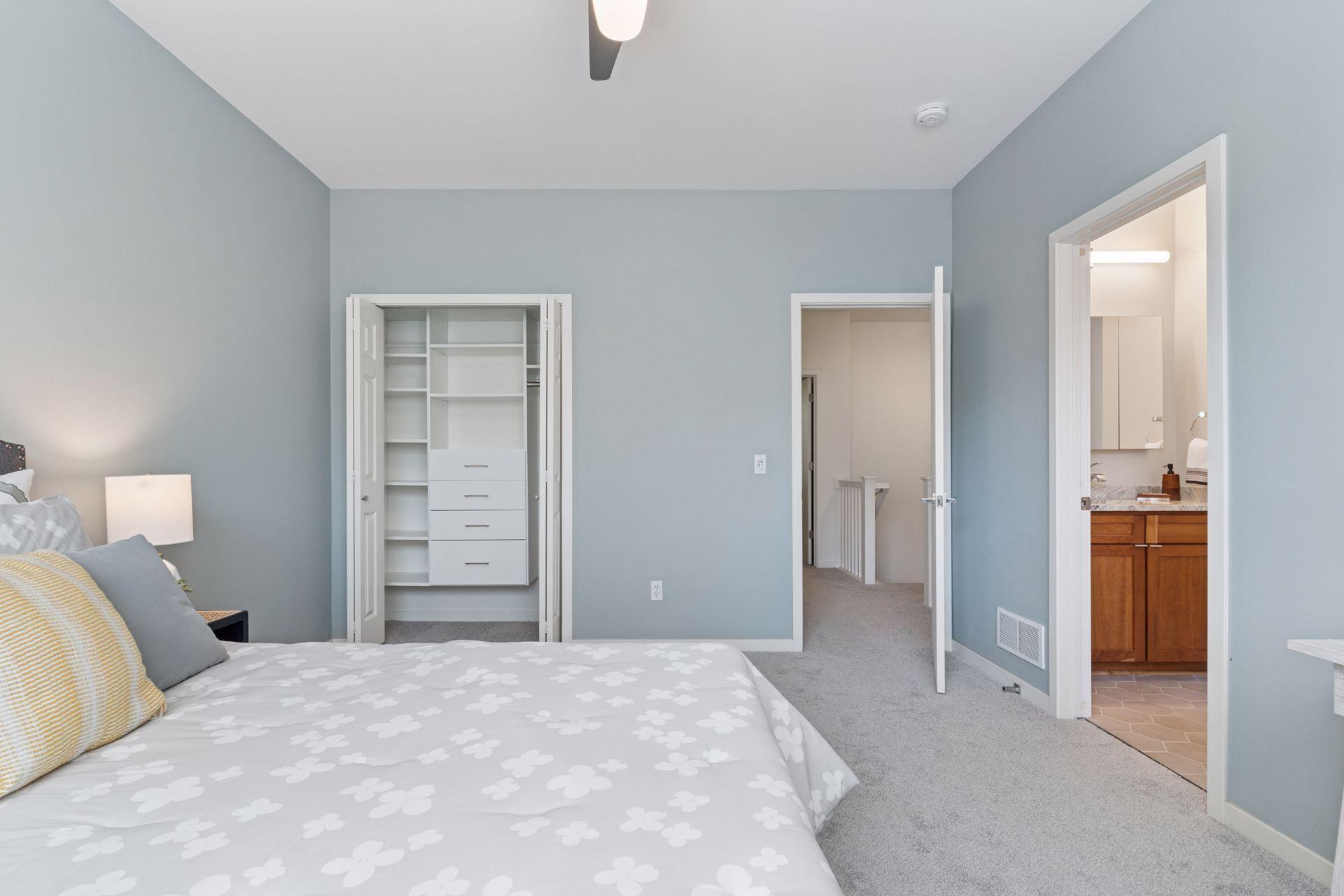 221 1st Avenue NE Unit: 27