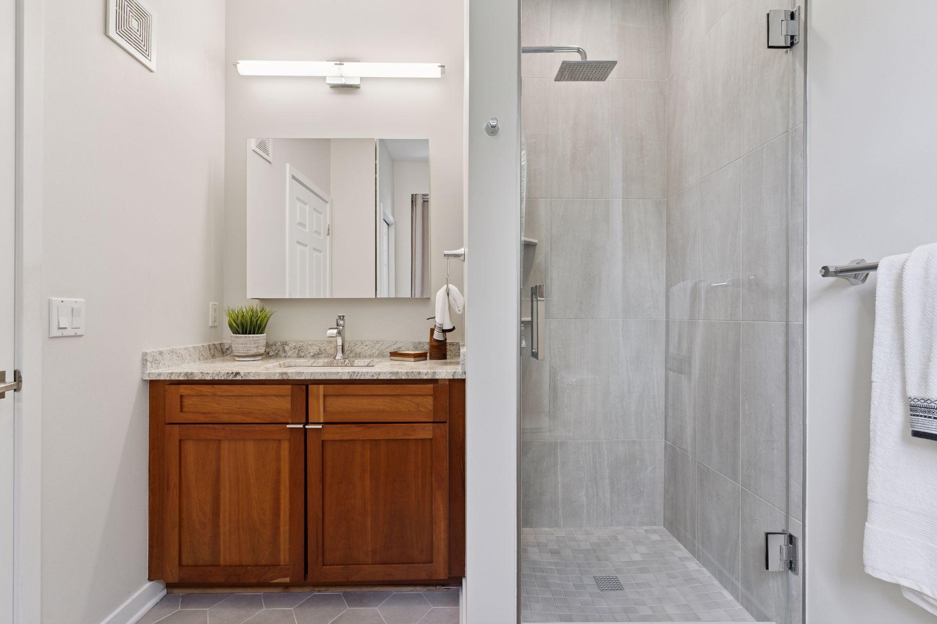 221 1st Avenue NE Unit: 27