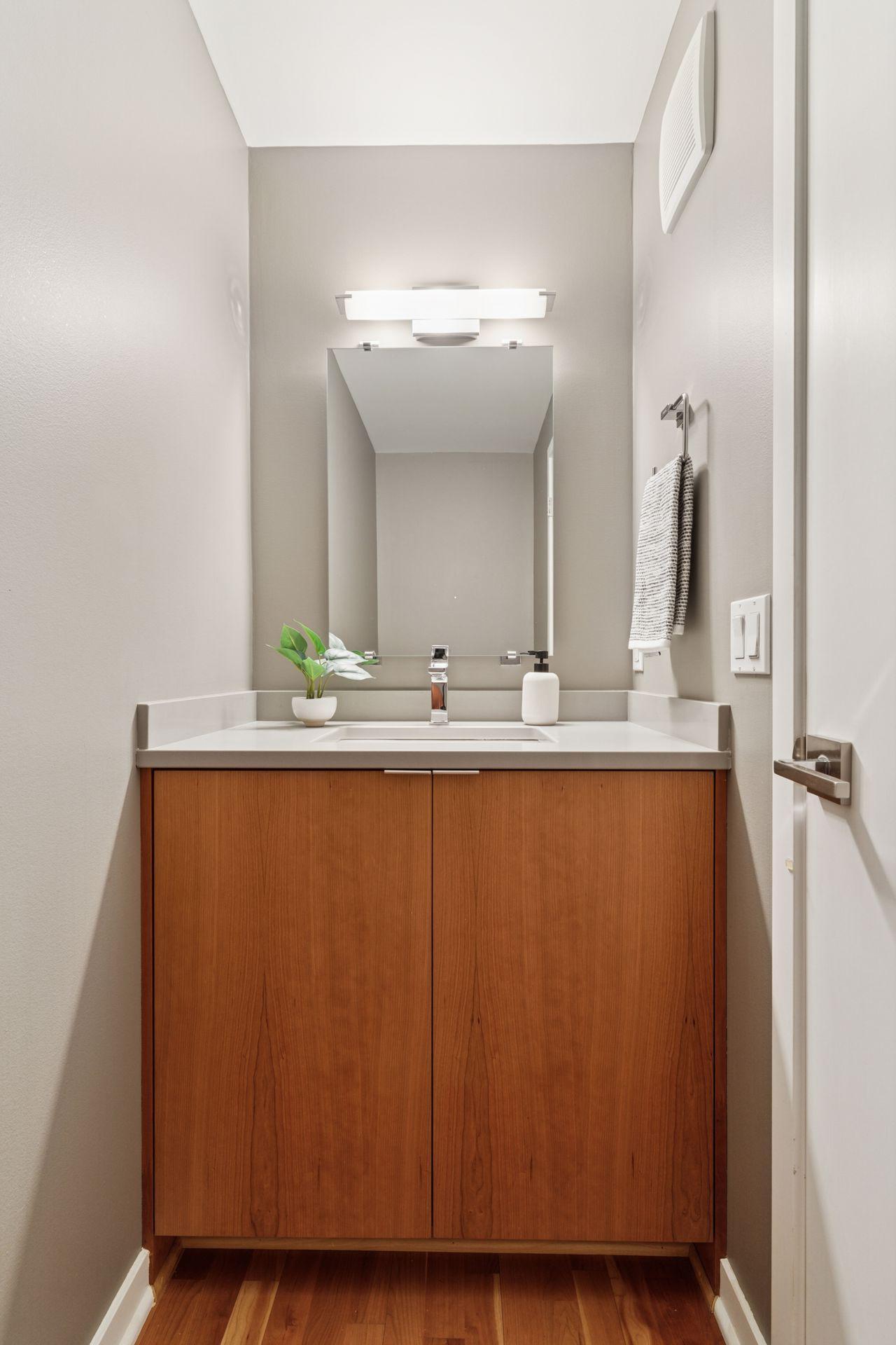 221 1st Avenue NE Unit: 27