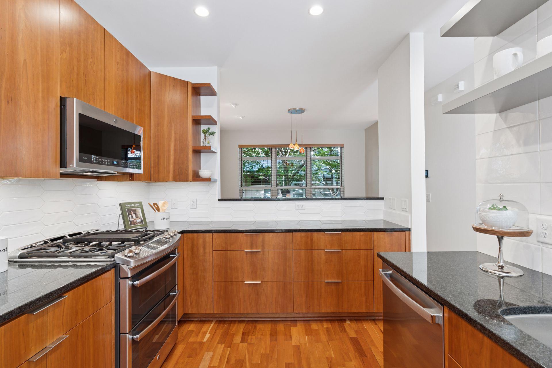 221 1st Avenue NE Unit: 27