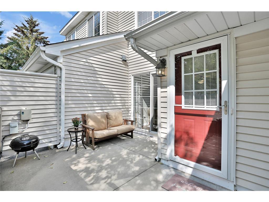 566 Mission Hills Way W