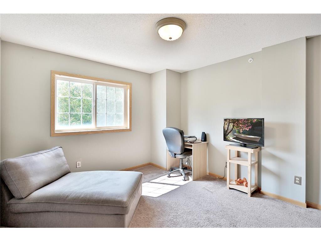 566 Mission Hills Way W