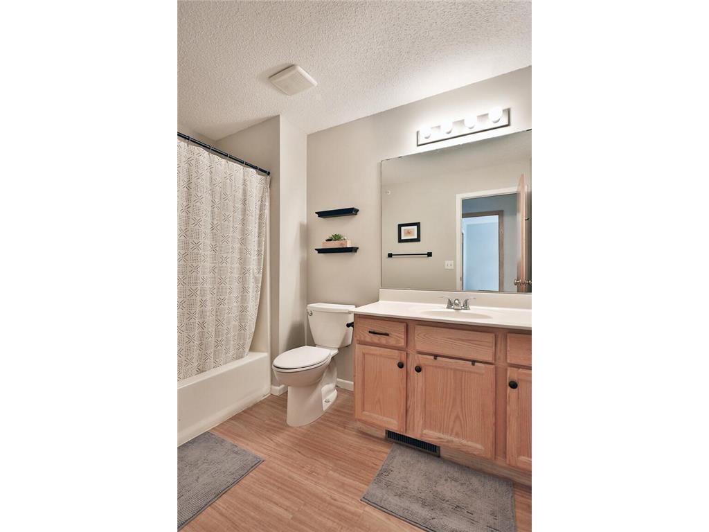 566 Mission Hills Way W