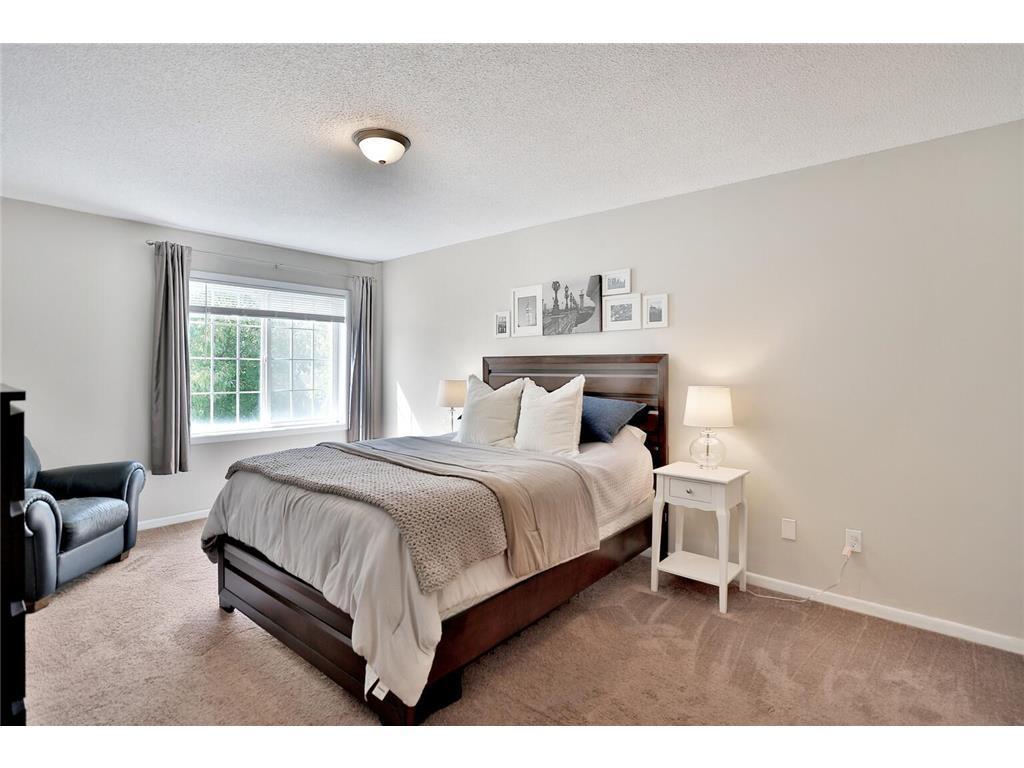 566 Mission Hills Way W