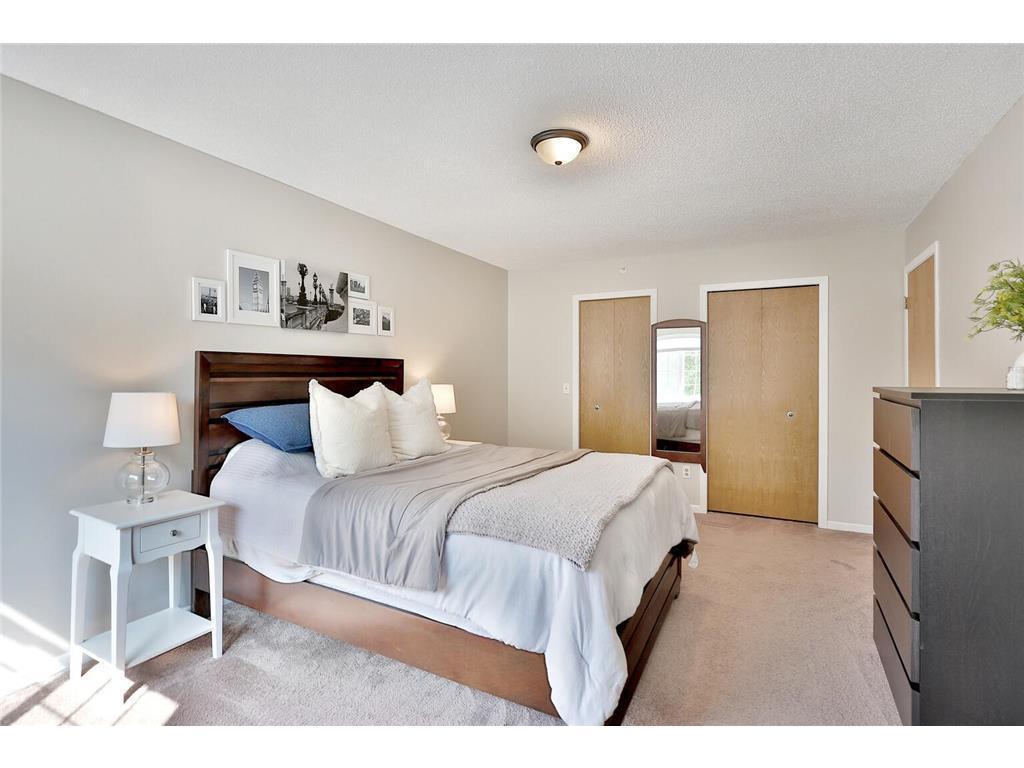 566 Mission Hills Way W