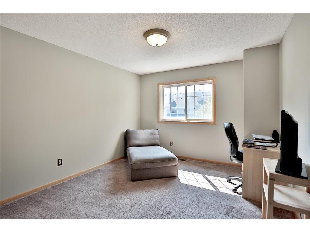 566 Mission Hills Way W