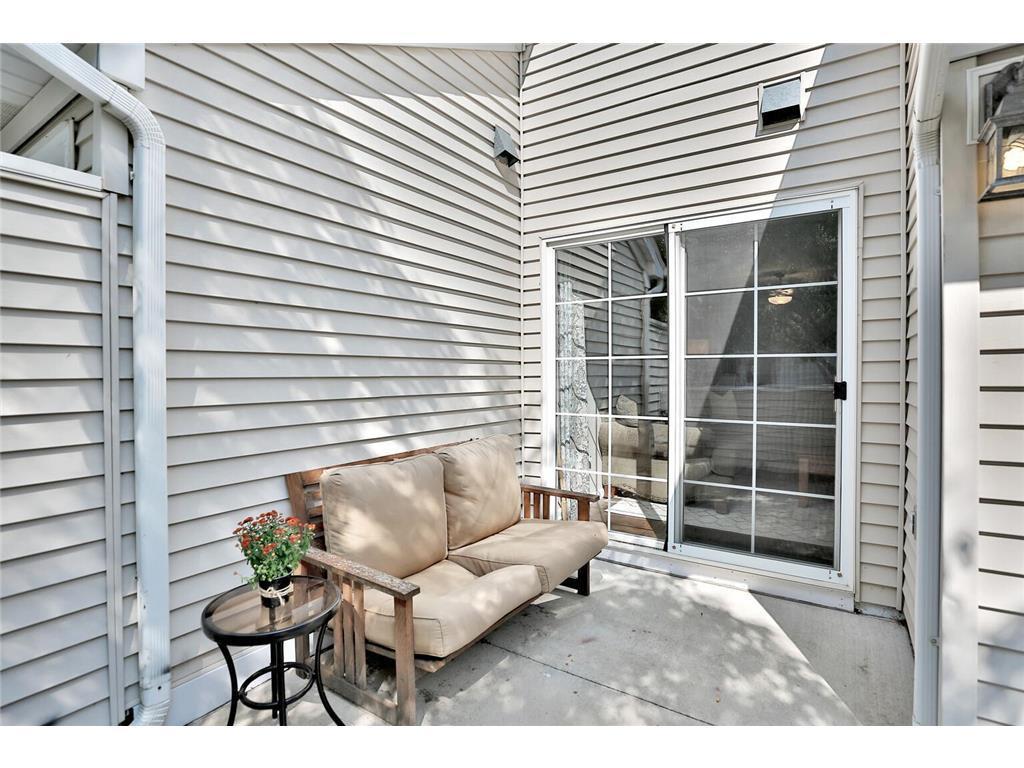 566 Mission Hills Way W