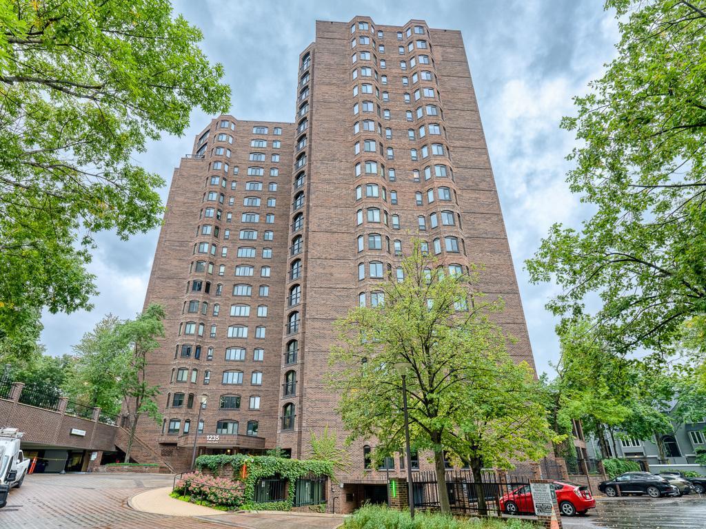 1235 Yale Place Unit: 609