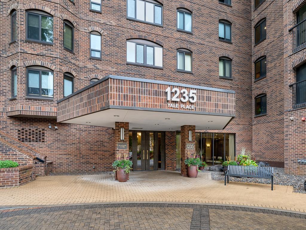 1235 Yale Place Unit: 609