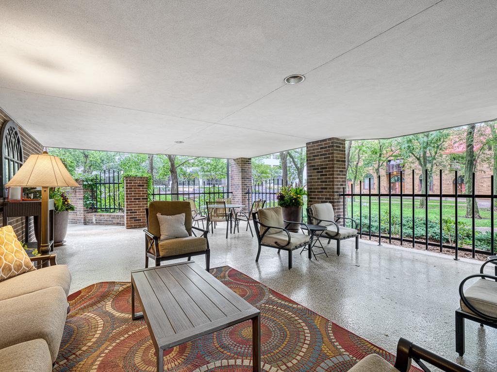 1235 Yale Place Unit: 609