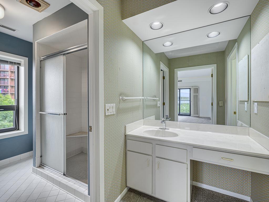 1235 Yale Place Unit: 609