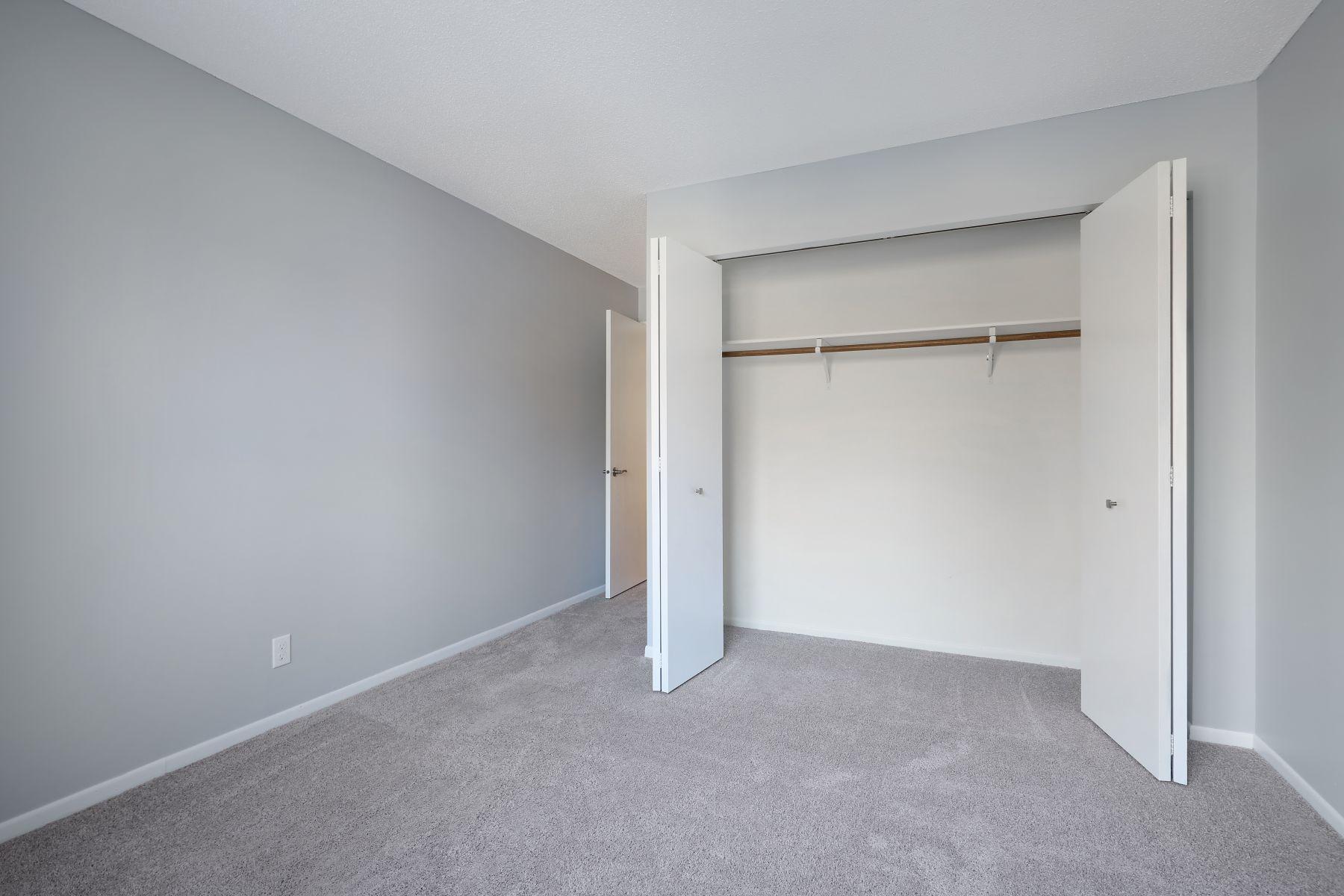 35 Nathan Lane N Unit: 0203