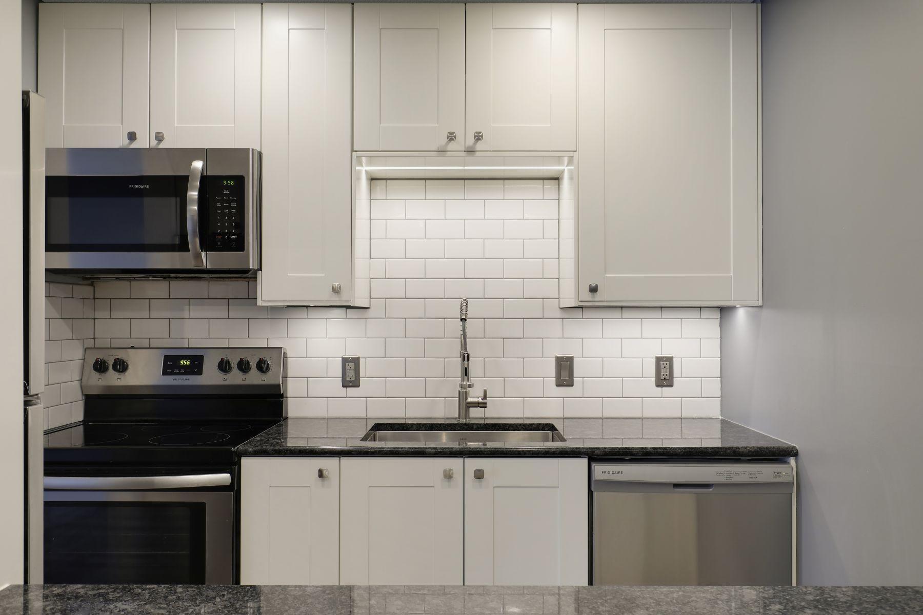 35 Nathan Lane N Unit: 0203