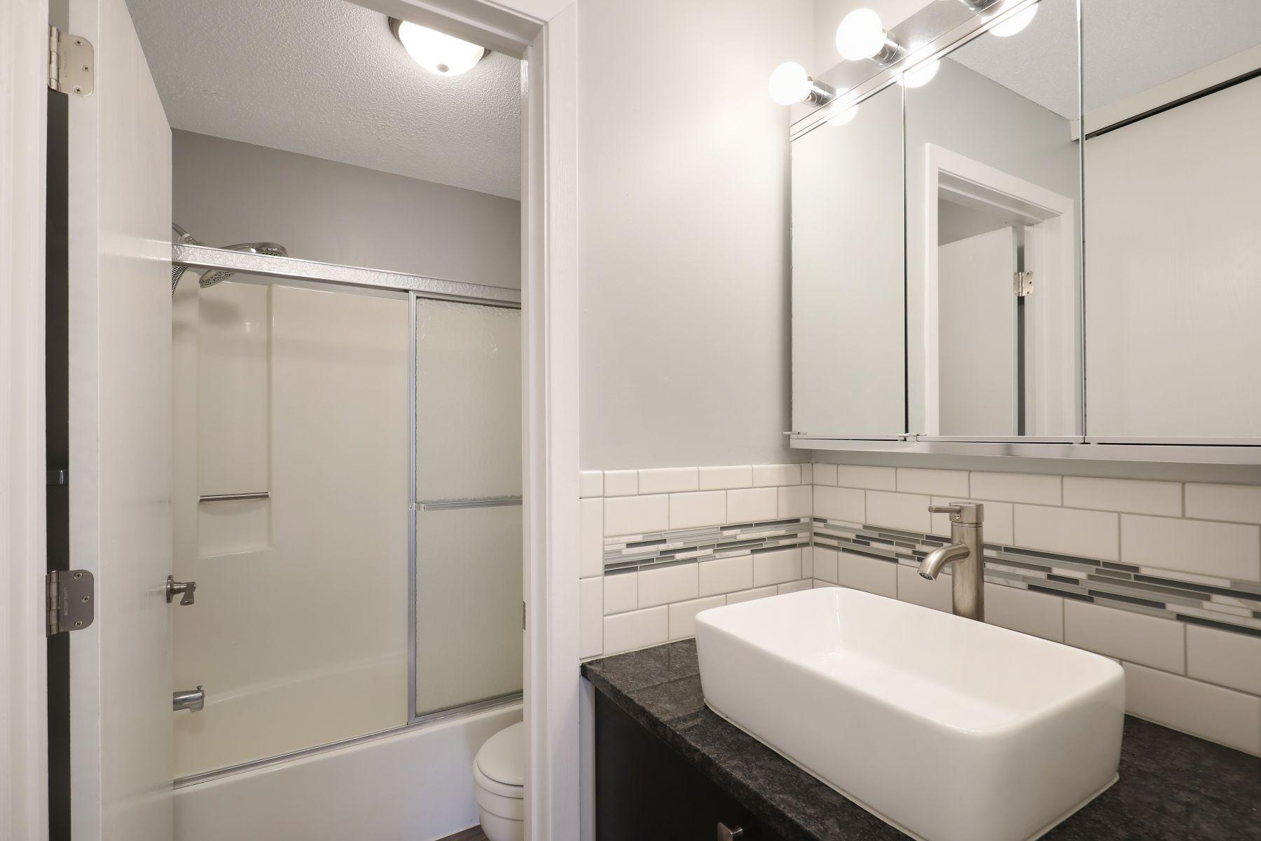 35 Nathan Lane N Unit: 0203