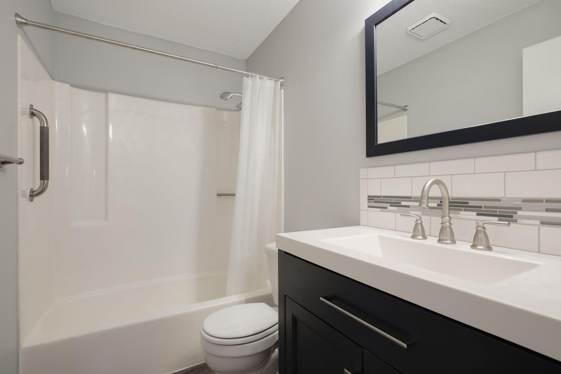 35 Nathan Lane N Unit: 0203