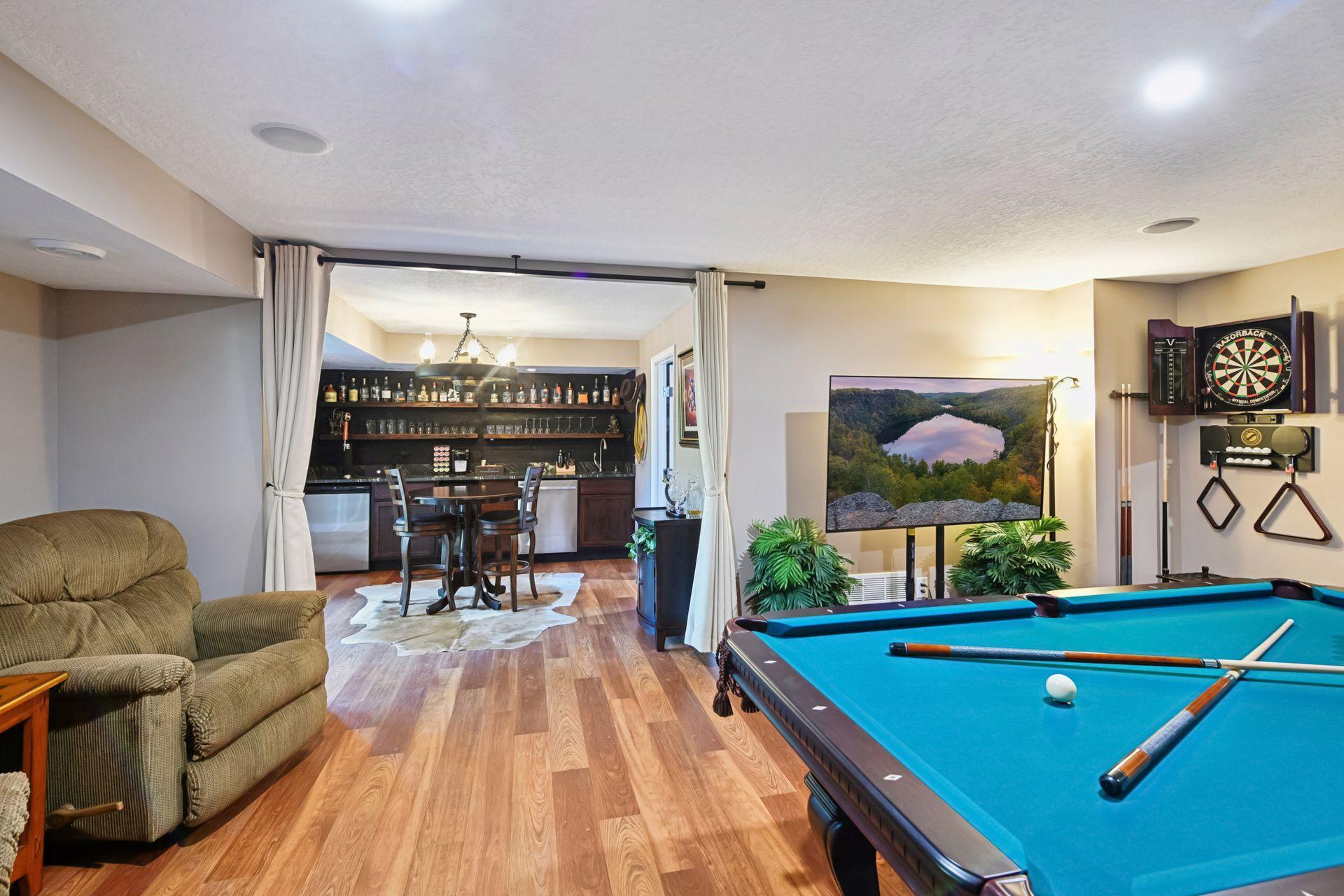 705 Queensland Lane N