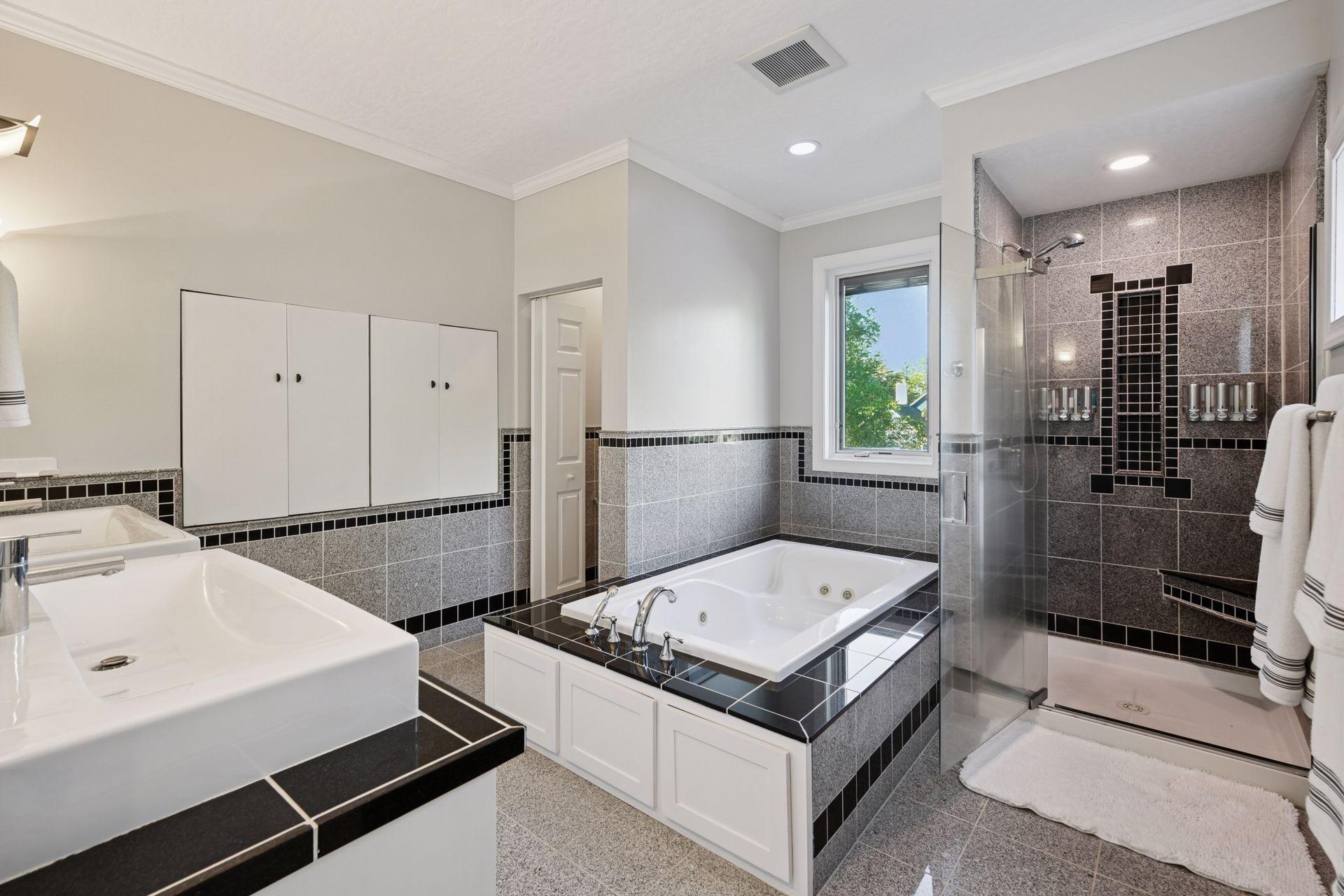 705 Queensland Lane N