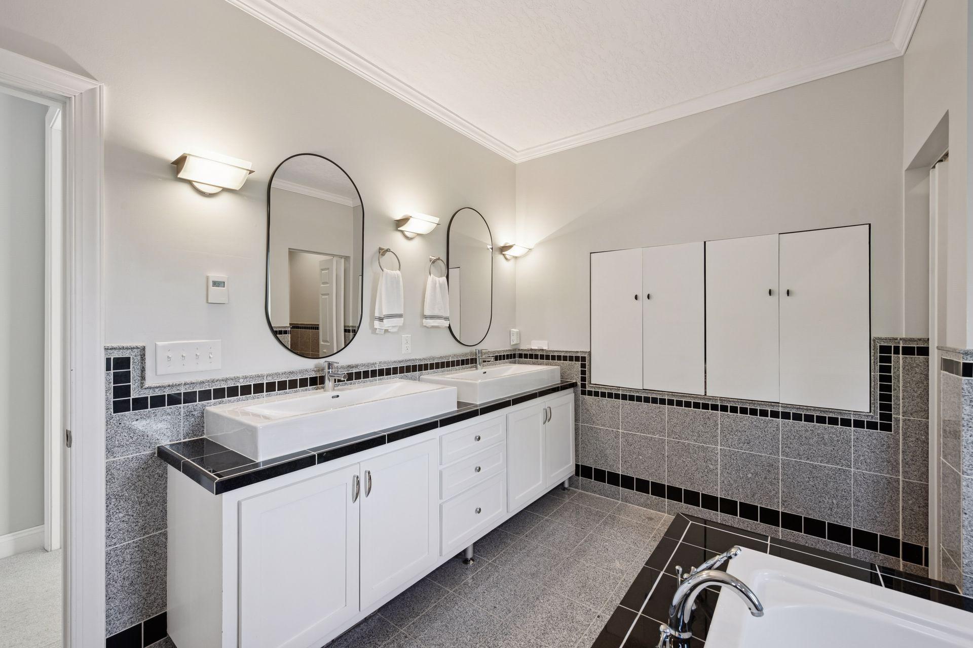 705 Queensland Lane N