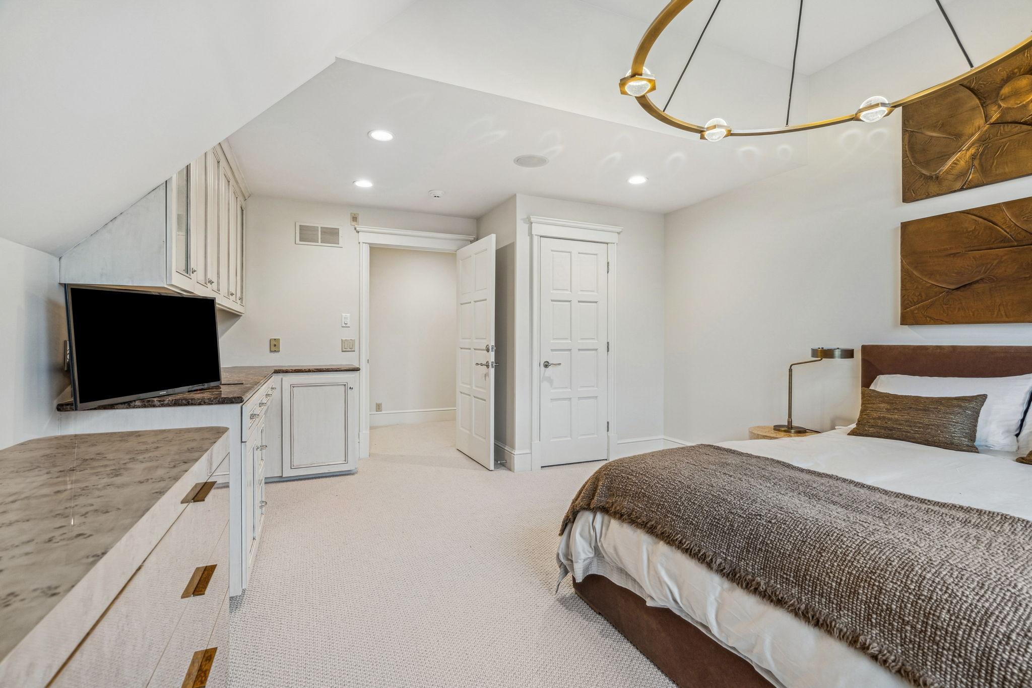 1492 Hunter Drive