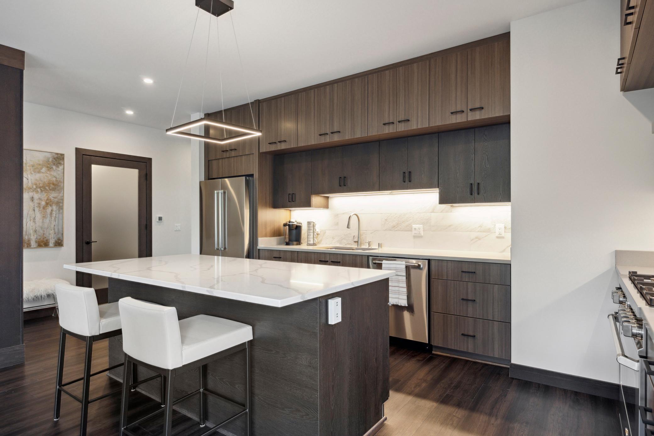 253 Lake Street E Unit: 208