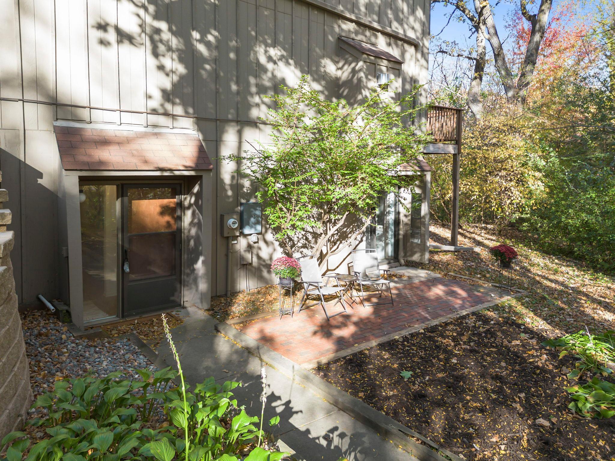 1844 Zanzibar Lane N