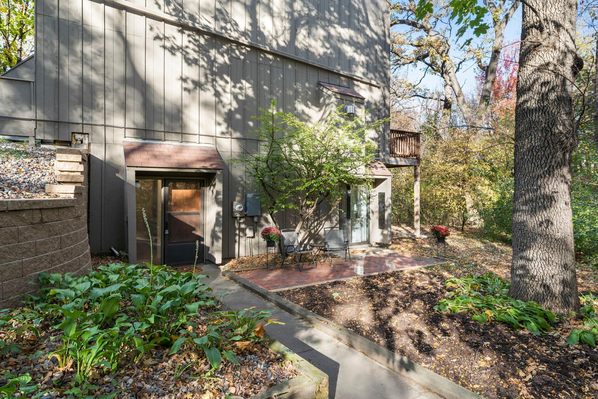 1844 Zanzibar Lane N