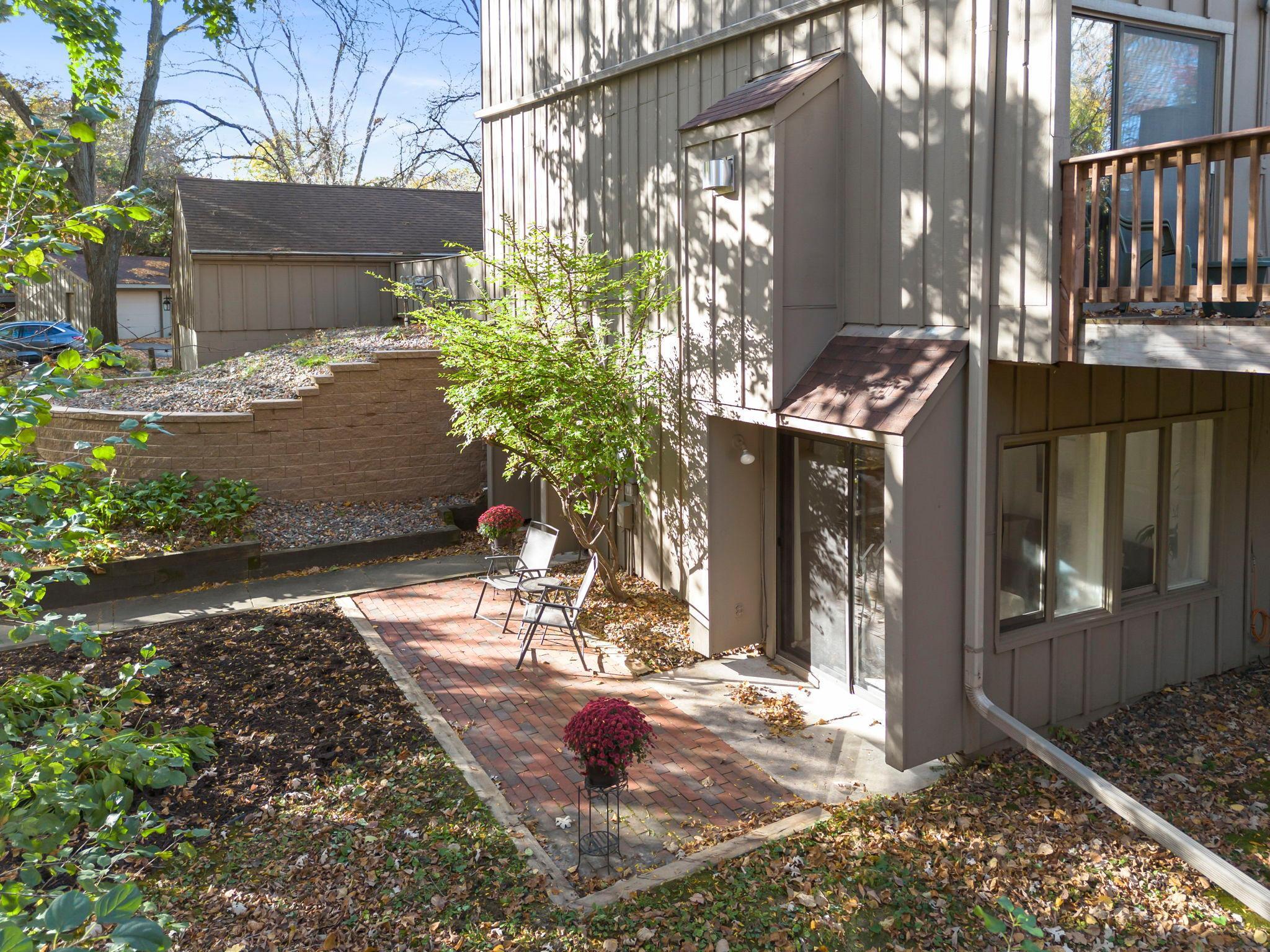 1844 Zanzibar Lane N