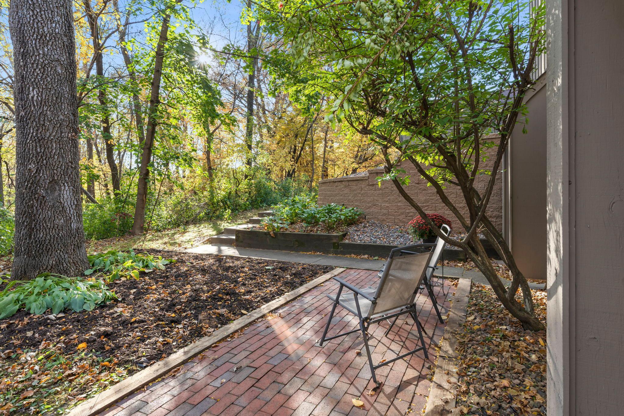 1844 Zanzibar Lane N