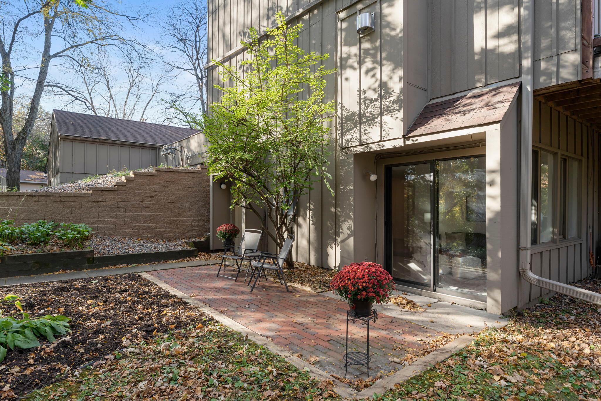 1844 Zanzibar Lane N