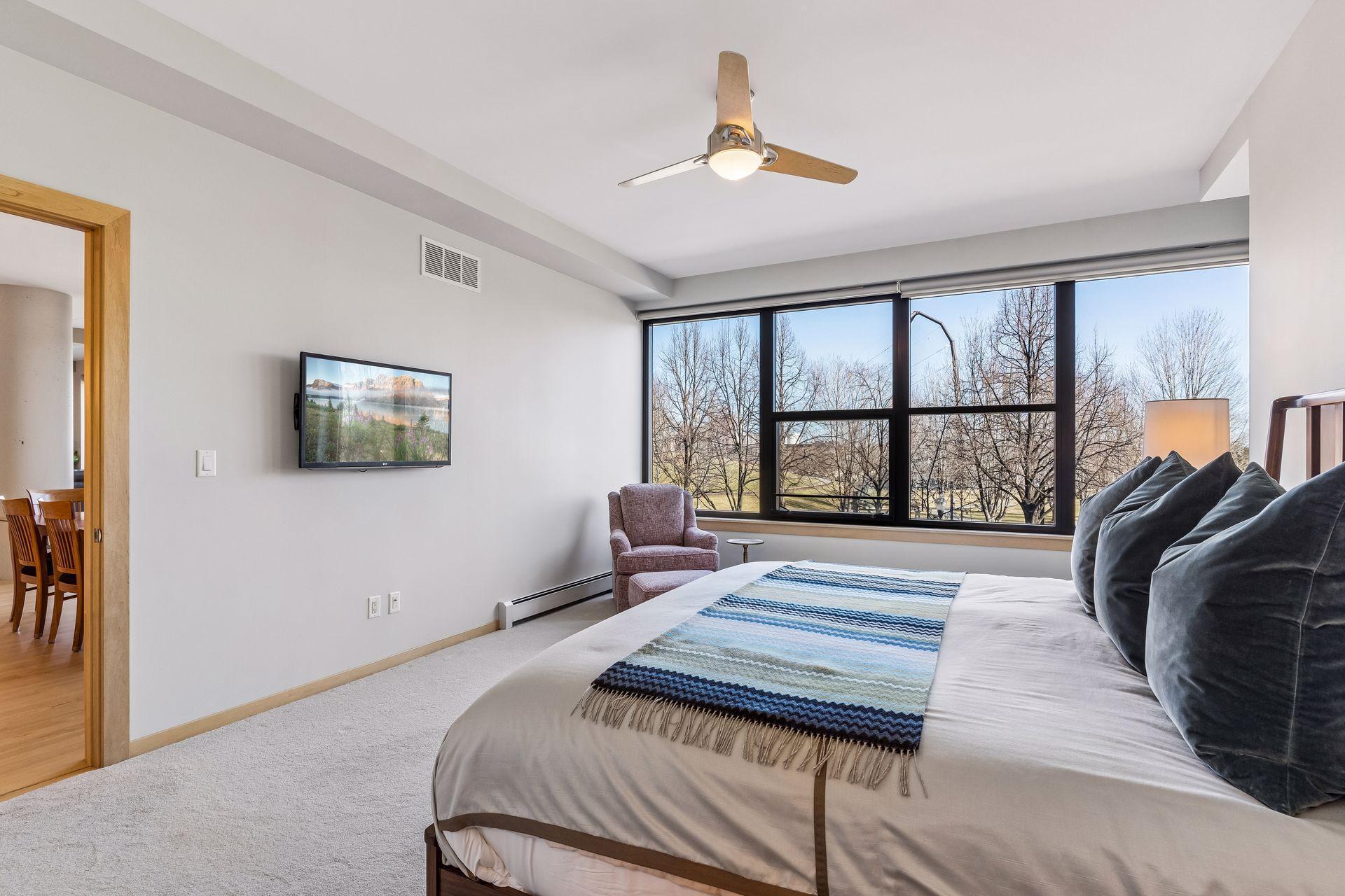 215 10th Avenue S Unit: 212