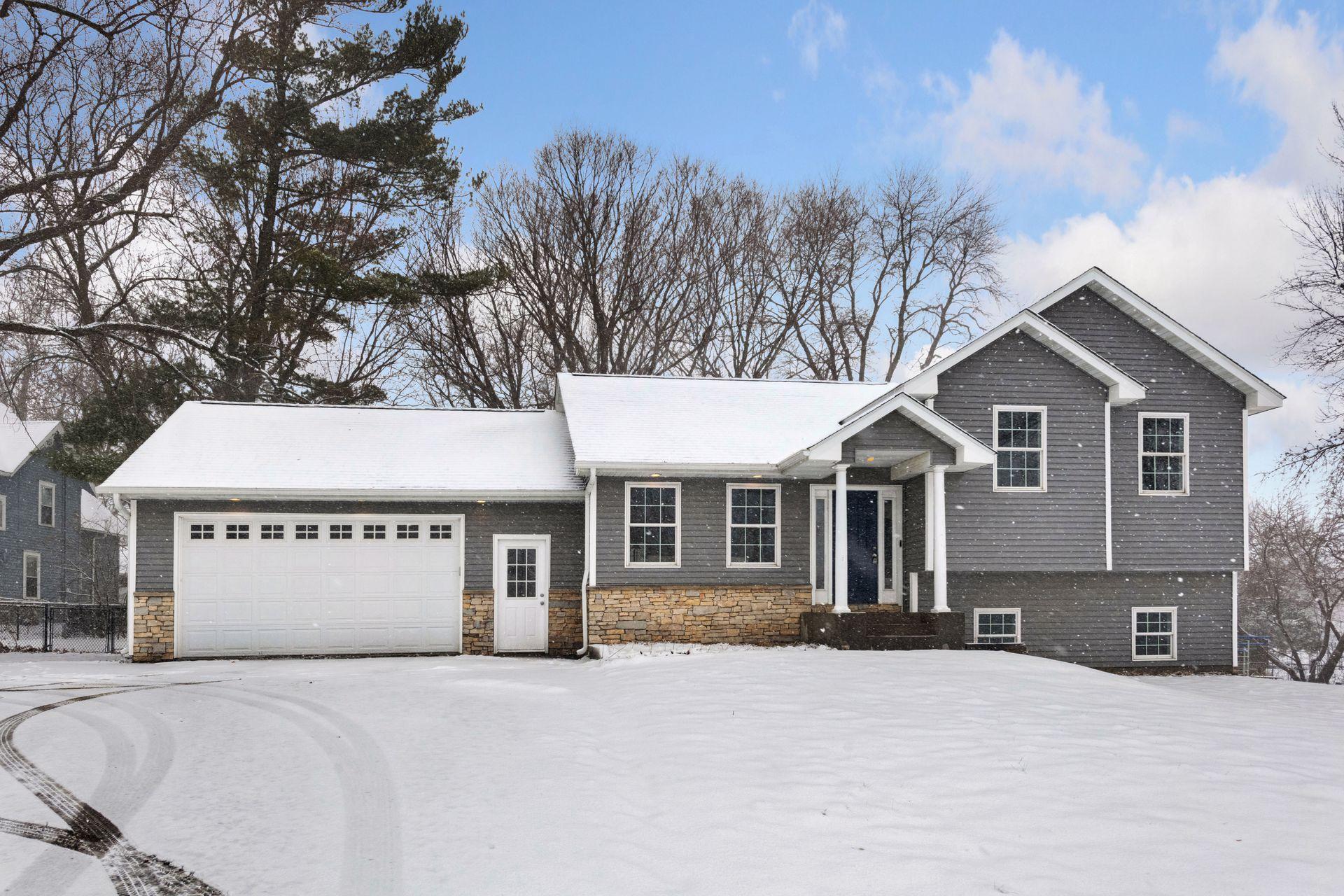 305 County Road 10 SE