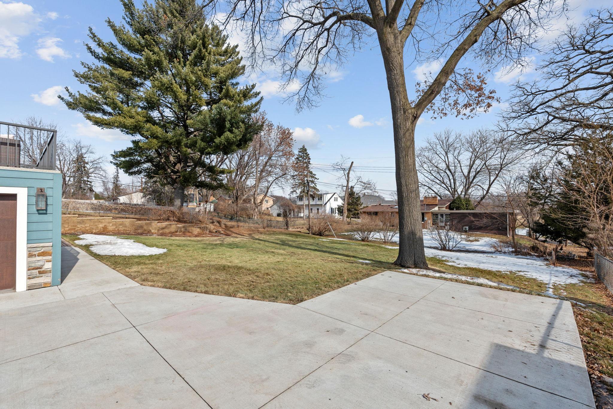 1108 Quebec Avenue N