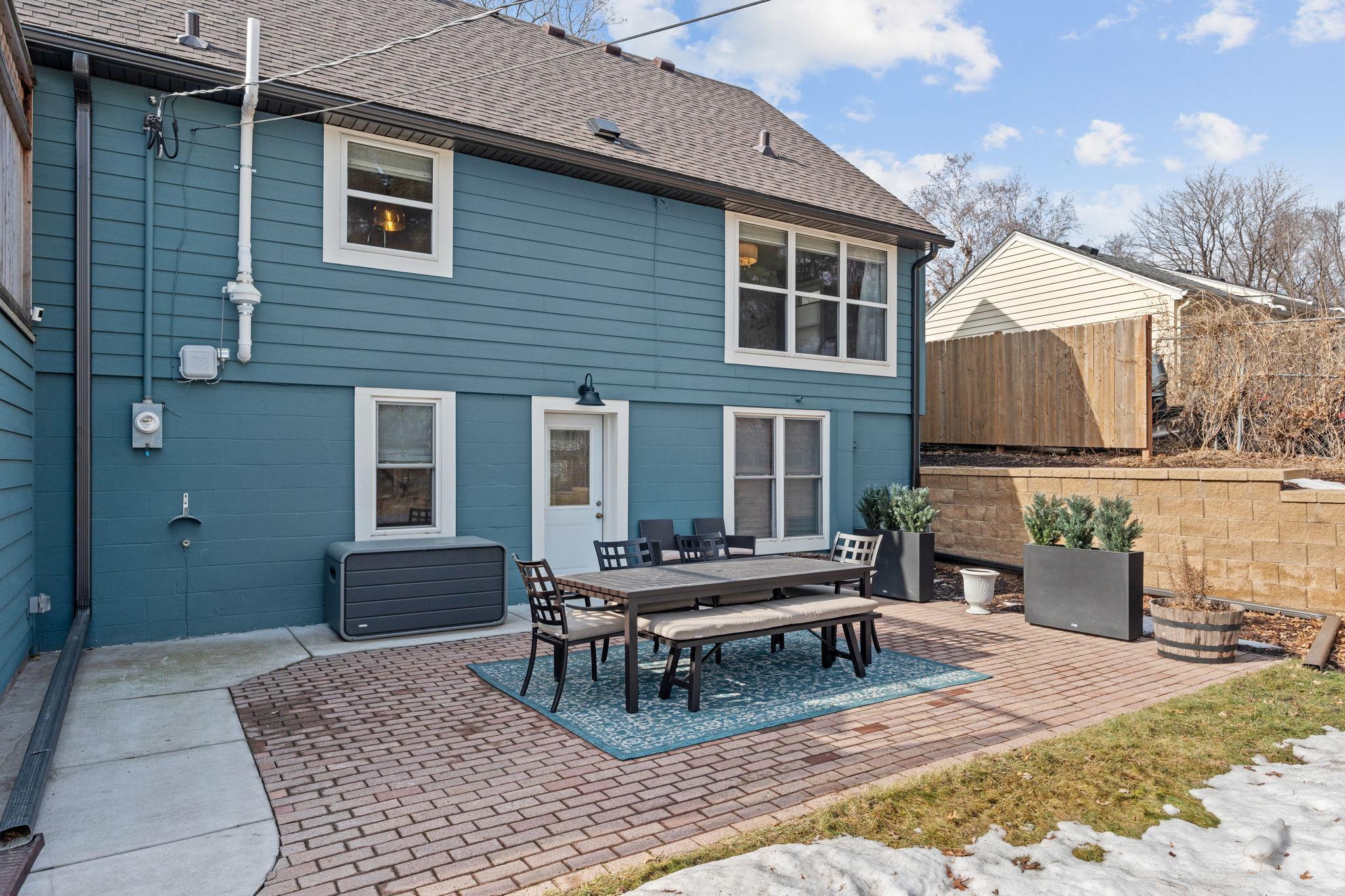 1108 Quebec Avenue N