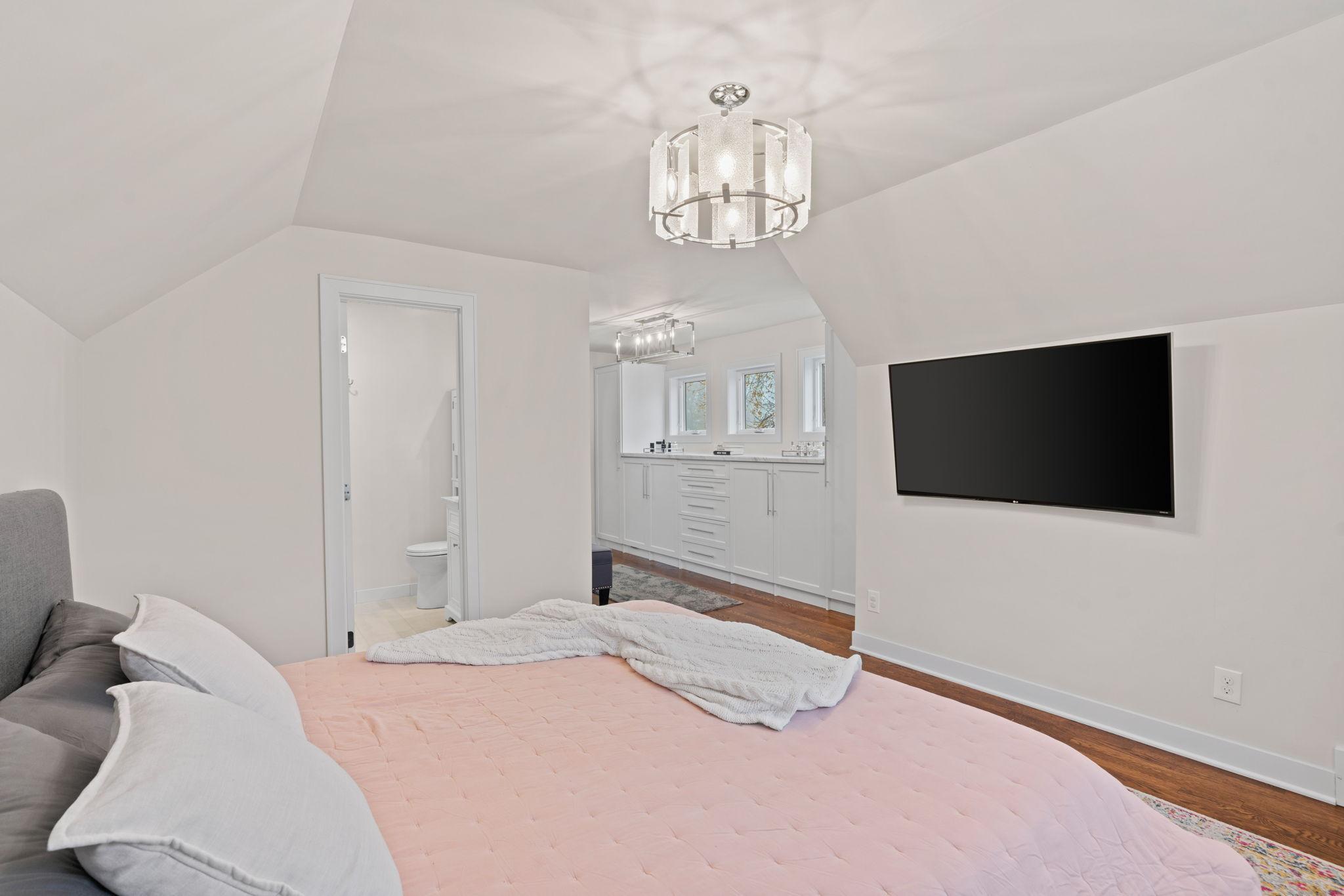 1108 Quebec Avenue N