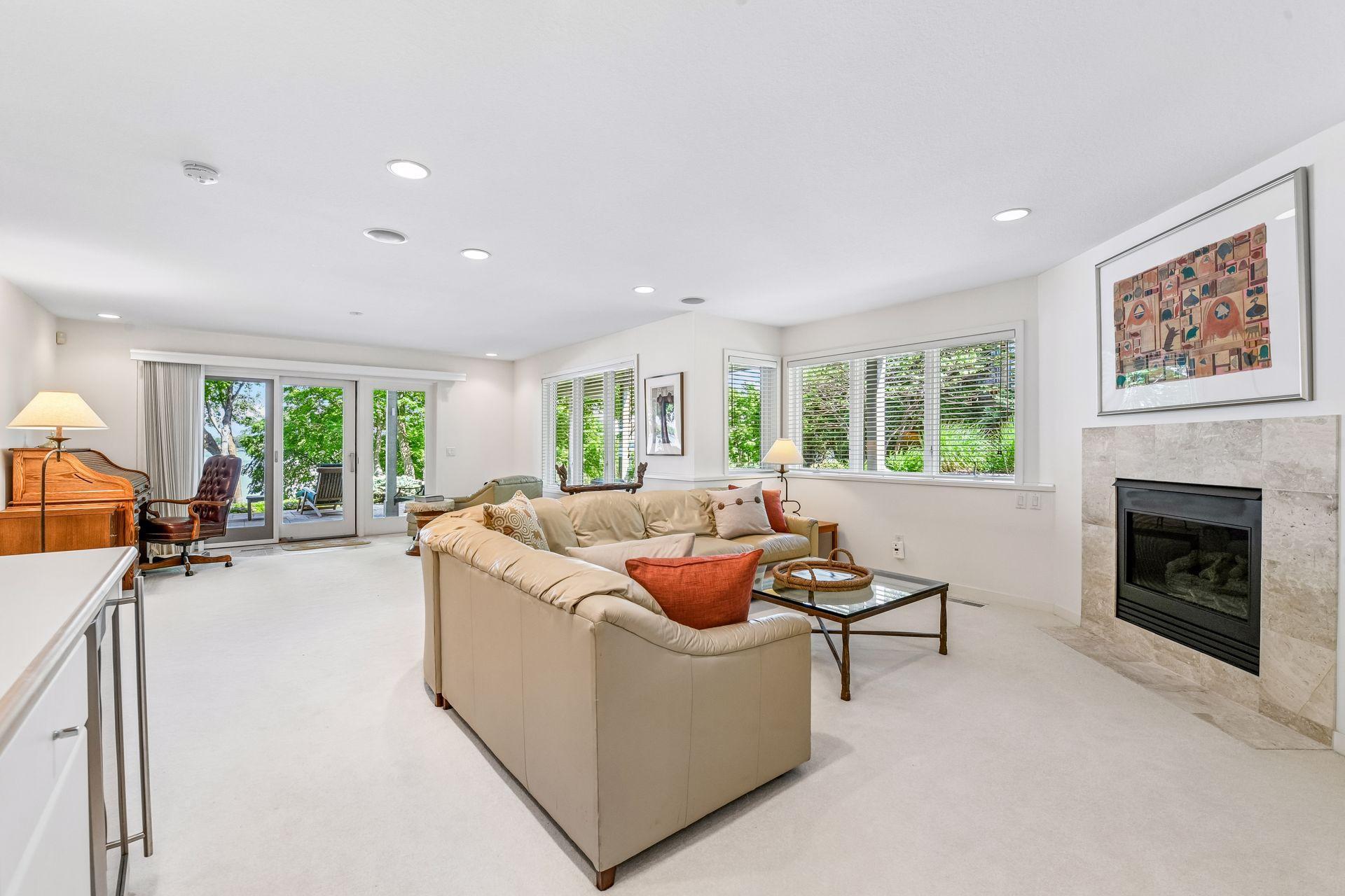 2948 Pelican Point Circle
